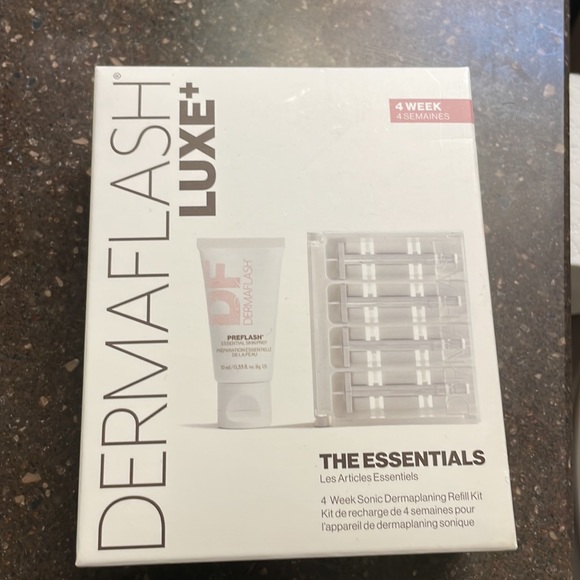 Dermaflash dermaplane peach fuzz removal tool. EUC - Picture 3 of 3